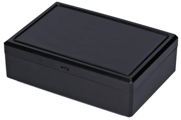 Das Bild zeigt eine rechteckige, schwarze Box aus Kunststoff. Sie hat einen flachen Deckel und eine glatte Oberfläche, die leicht glänzt. Die Box wirkt schlicht und modern.