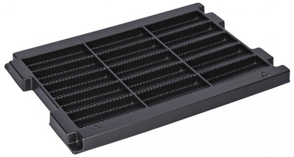 Das Bild zeigt ein flaches, schwarzes Tablett aus Kunststoff mit vertieften Rillen. Es hat mehrere gleichmäßige Fächer und ist rechteckig, mit abgeschrägten Kanten. Ideal zum Organisieren von Gegenständen.