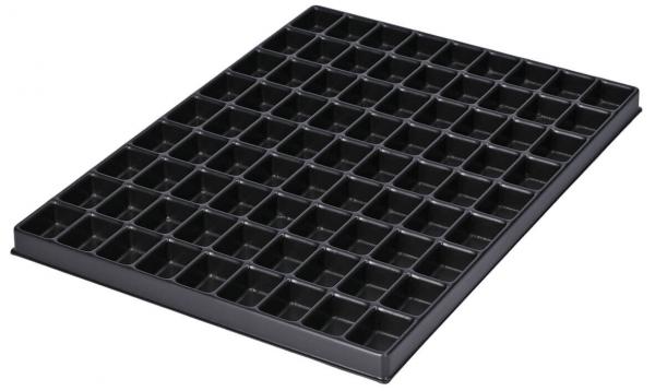 Das Bild zeigt eine rechteckige, schwarze Ablage mit vielen kleinen Fächern. Es gibt insgesamt 56 identische, quadratische Fächer, die gleichmäßig angeordnet sind.