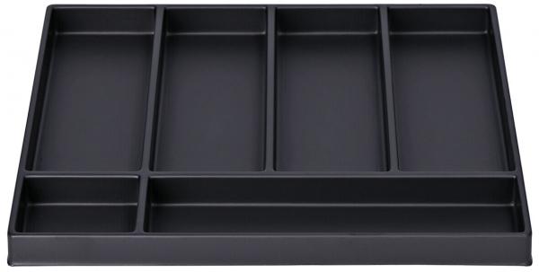 Das Bild zeigt eine rechteckige, schwarze Schubladeneinlage mit mehreren Fächern. Es gibt insgesamt sechs Fächer, die unterschiedlich groß sind, ideal zur Aufbewahrung von Utensilien.