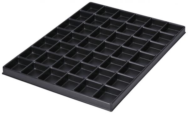 Das Bild zeigt eine schwarze Ablage mit vielen kleinen Fächern. Sie ist rechteckig und hat insgesamt 48 quadratische Vertiefungen, die gleichmäßig angeordnet sind.