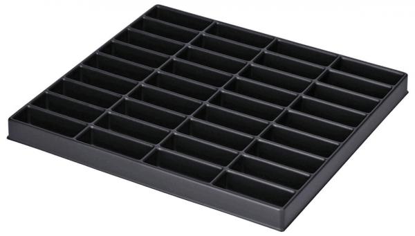 Das Bild zeigt ein quadratisches, schwarzes Ablagesystem mit 25 rechteckigen Fächern, die gleichmäßig angeordnet sind. Es dient zur Aufbewahrung von kleinen Gegenständen.