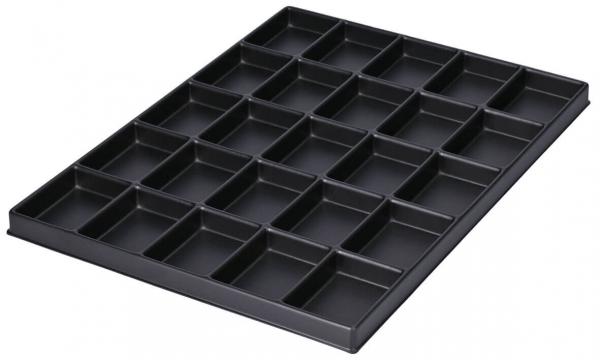 Das Bild zeigt ein schwarzes Tablett mit 24 gleichmäßig verteilten, rechteckigen Fächern. Es hat einen flachen Rand und ist aus Kunststoff gefertigt.