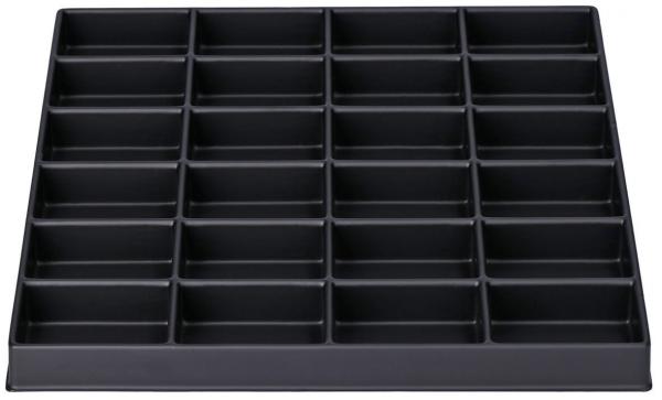 Das Bild zeigt eine quadratische schwarze Ablage mit 25 rechteckigen Fächern. Die Fächer sind gleichmäßig angeordnet und dienen zur Aufbewahrung von kleinen Gegenständen.