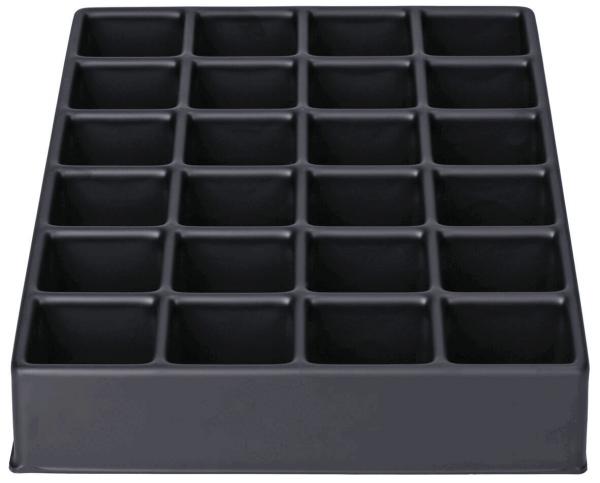 Das Bild zeigt eine schwarze Kunststoffplatte mit 24 gleich großen quadratischen Fächern, die in einem 6x4-Raster angeordnet sind. Die Fächer sind offen und haben eine flache, rechteckige Form.