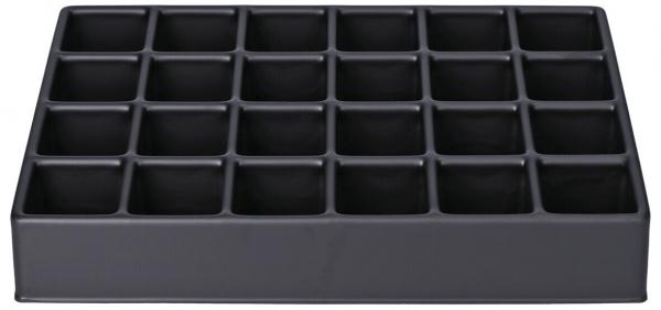 Das Bild zeigt eine rechteckige, flache, schwarze Box mit 24 gleichmäßigen Fächern, die in vier Reihen und sechs Spalten angeordnet sind. Die Fächer sind quadratisch und offen.