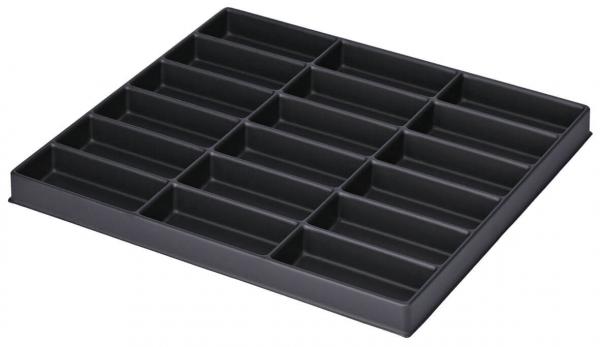 Das Bild zeigt ein schwarzes Tablett mit 16 rechteckigen Fächern, die gleichmäßig angeordnet sind. Es ist flach und dient zur Aufbewahrung oder Organisation von kleinen Gegenständen.