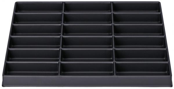 Das Bild zeigt ein schwarzes Sortiersystem mit 20 gleich großen, rechteckigen Fächern. Es ist flach und hat einen stabilen Rand, ideal zur Organisation von kleinen Gegenständen.