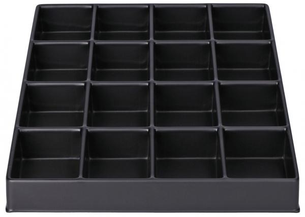 Das Bild zeigt ein schwarzes, flaches Behältnis mit 20 gleich großen Fächern, die in einem 4x5-Raster angeordnet sind. Es hat einen stabilen Rahmen und ist aus einem glänzenden Material gefertigt.