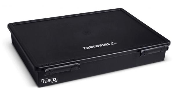 Das Bild zeigt eine rechteckige, flache Aufbewahrungsbox in mattem Schwarz. Die Box hat einen Deckel und zwei seitliche Clips zum Schließen. Auf der Oberseite steht der Markenname "raaco".