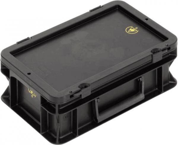 Das Bild zeigt eine rechteckige, schwarze Kunststoffbox mit einem stabilen Deckel. Sie hat einen Tragegriff und genutete Seiten, die der Box Stabilität verleihen.