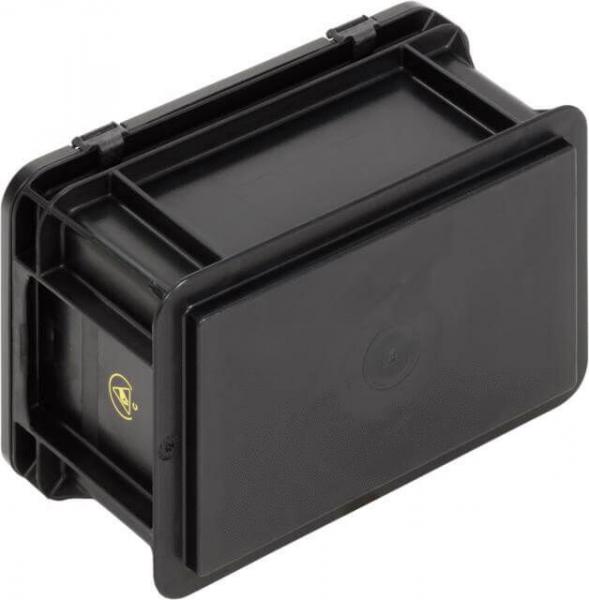 Das Bild zeigt eine rechteckige, schwarze Plastikbox mit einem flachen Deckel. Die Box hat seitliche Klappen und eine glatte Oberfläche, ideal zum Verstauen oder Transportieren von Gegenständen.