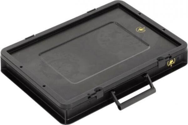 Das Bild zeigt eine rechteckige, flache schwarze Box mit einem Griff. Die Oberfläche ist glatt, und in der Mitte befindet sich ein vertiefter Bereich. Sie wirkt robust und leicht transportierbar.