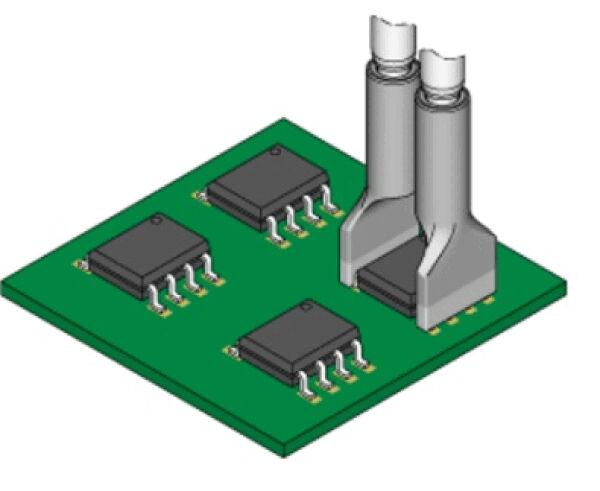 Das Bild zeigt eine grüne Leiterplatte mit vier rechteckigen Chips, die auf der Oberfläche montiert sind. Zwei metallische Stecker ragen von oben heraus, die für Verbindungen verwendet werden.