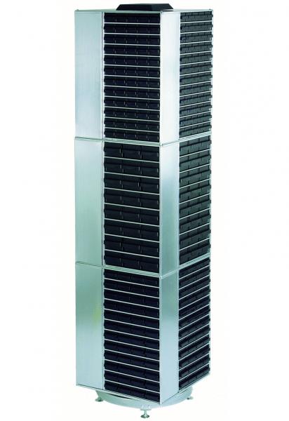 Das Bild zeigt einen hohen, schlanken Ventilator in silberner Farbe. Er hat mehrere horizontale Lamellen und eine quadratische Form, unterteilt in drei Abschnitte.