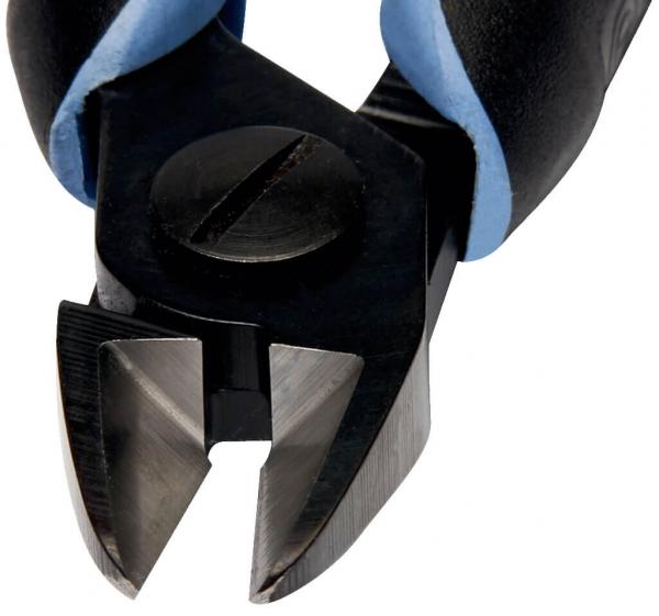 Das Bild zeigt eine Zange mit schwarzen Griffen und blauen Gummielementen. Die Schneidefläche ist spitz und hat eine scharfe, V-förmige Öffnung. Sie dient zum Schneiden von Drähten.