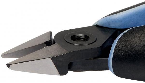 Das Bild zeigt eine Zange mit spitzen, scharfen Klingen, die leicht nach außen gebogen sind. Der Griff ist schwarz und blau, der Gelenkbereich ist sichtbar. Die Klingen sind metallisch und präzise.