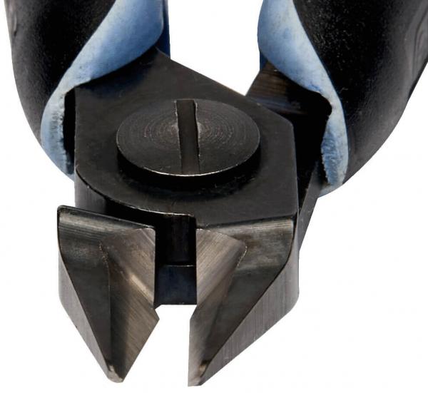 Das Bild zeigt eine Zange mit einem abgerundeten, schwarz-goldenen Kopf. Die Klingen sind spitz und schräg angeordnet. Die Griffe sind blau mit einer gummierten Oberfläche, ideal zum Greifen.