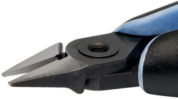 Das Bild zeigt eine Zange mit scharfen, spitzen Klingen. Der Griff ist teilweise blau und teilweise schwarz. Die Klingen sind schwarz und haben eine präzise Form für Schneidarbeiten.