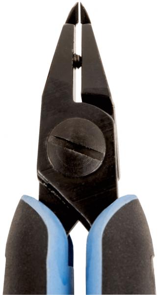 Das Bild zeigt eine schwarze Zange mit spitzen, scharfen Klingen. Die Griffe sind blau und ergonomisch geformt, um besseren Halt zu bieten. Die Zange hat eine Schraube in der Mitte zur Einstellung.