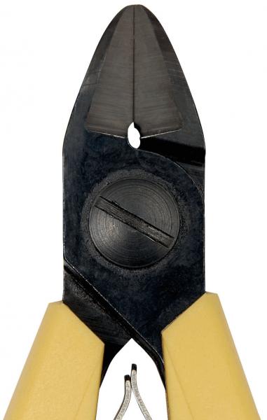 Das Bild zeigt eine Zange mit einer spitzen, scharfen Schnittfläche. Die Griffe sind gelb und der Kopf ist aus schwarzem Metall. In der Mitte ist ein kreisförmiger Bereich mit einer Kerbe.