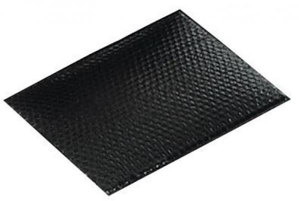 Das Bild zeigt ein schwarzes, rechteckiges Objekt mit einer strukturierten, genoppten Oberfläche. Es wirkt stabil und hat gerade Kanten. Es könnte aus Kunststoff oder einem ähnlichen Material sein.
