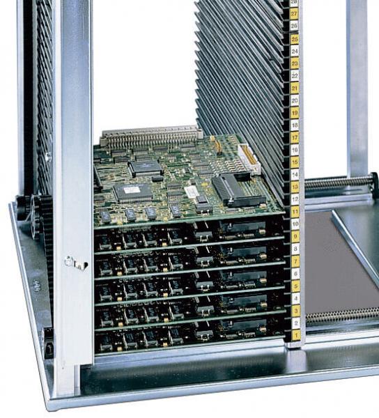 The image shows an open server or computer. Inside, there are several green circuit boards (PCBs) stacked on top of each other, accompanied by silver, vertical cooling fins. The structure is metallic and rectangular.