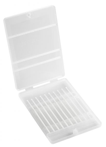 Das Bild zeigt eine offene, rechteckige Box aus durchsichtigem Kunststoff. Innen sind mehrere schlanke, senkrechte Fächer zu erkennen, in denen längliche Objekte platziert sind.