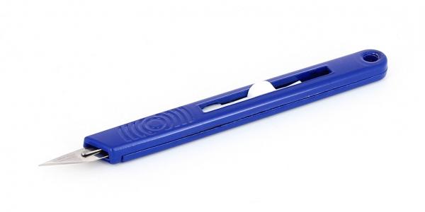Das Bild zeigt ein blaues Cuttermesser mit einer scharfen Klinge. Die Klinge ist in einem schlanken, rechteckigen Gehäuse eingebettet, das einen Einkerbungsbereich für den Halt hat.