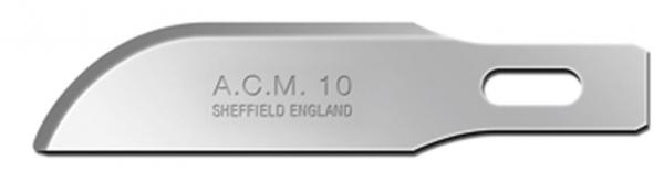 Das Bild zeigt eine glatte, gebogene Klinge aus Metall mit einer scharfen Schneide. In die Klinge sind die Gravuren ?A.C.M. 10? und ?SHEFFIELD ENGLAND? eingearbeitet.