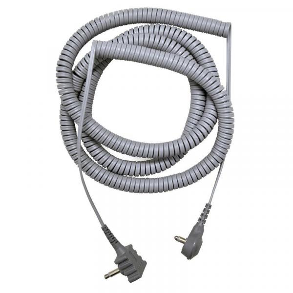 Das Bild zeigt ein graues, spiralförmig gewundenes Kabel. Es hat an beiden Enden einen Stecker, einer ist flach und der andere hat eine leicht gebogene Form. Das Kabel ist recht lang.