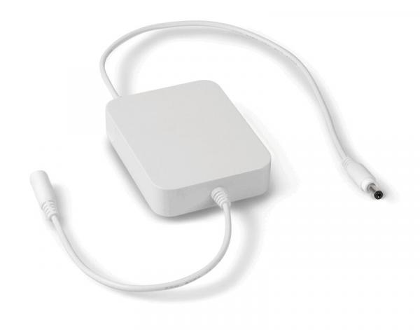 Das Bild zeigt ein rechteckiges, weißes Zubehörteil mit abgerundeten Kanten. An einem Ende befindet sich ein Kabel, das in einen Stecker übergeht, während das andere Ende offen bleibt.