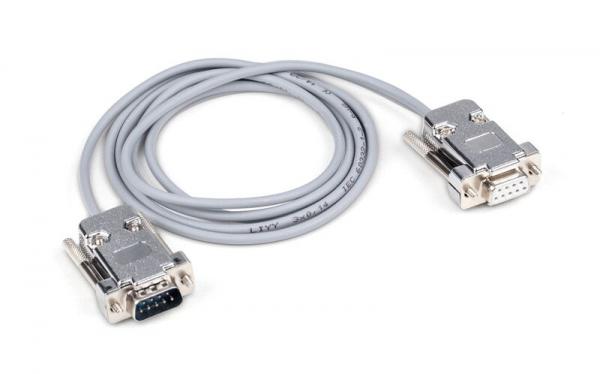 Das Bild zeigt ein graues Kabel mit zwei 9-poligen D-Sub-Steckern an den Enden. Die Stecker sind metallisch und haben eine rechteckige Form. Das Kabel hat eine gleichmäßige Dicke und eine geschlossene Optik.