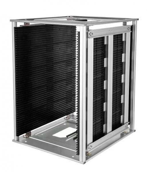 Das Bild zeigt eine quaderförmige Struktur aus Aluminium mit schwarzen Lamellen an den Seiten. Die Lamellen sind vertikal angeordnet und schaffen einen modernen, technischen Look.