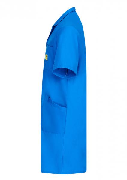 Das Bild zeigt ein Kleidungsstück: Ein blaues, kurzärmliges Oberteil mit einem Kragen. Es hat zwei Taschen auf der Vorderseite und wirkt einfach und funktional.