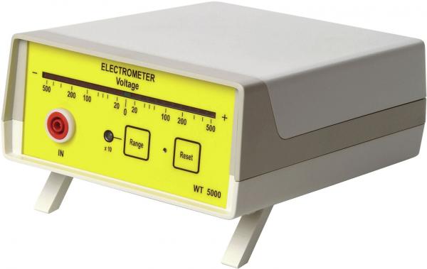 Das Bild zeigt einen Elektrometer mit einem gelben Frontfeld. Darauf befinden sich Regler und Anzeigen für die Spannung. Es hat einen roten Anschluss und steht auf zwei kleinen Füßen.
