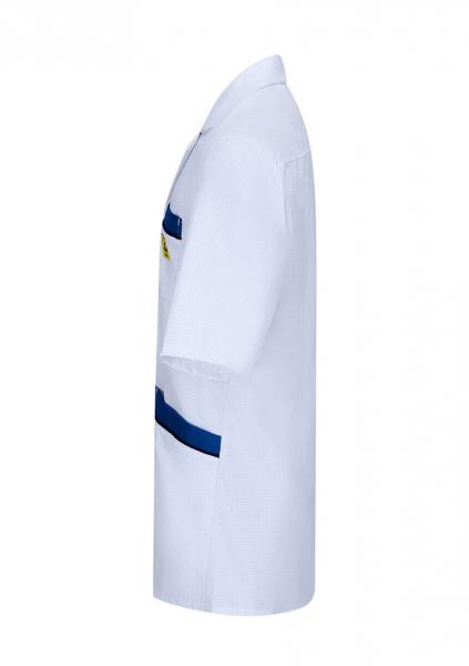 The image shows a white, short-sleeved shirt with a stiff collar. It has a side cut direction and three pockets: one at the top and two at the bottom edge. One of the pockets is in blue.