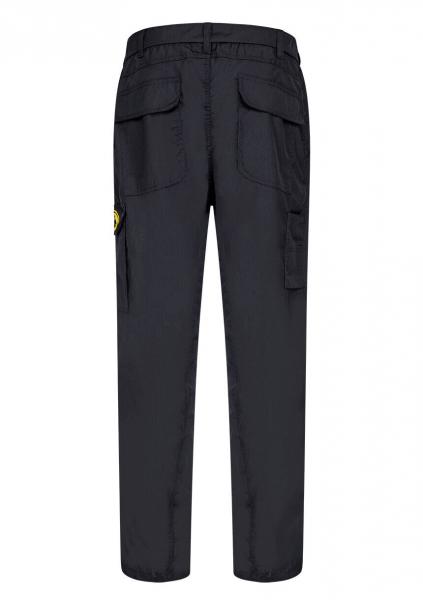 Das Bild zeigt eine schwarze Hose mit schmalem Schnitt. Sie hat seitlich aufgesetzte Taschen und eine kleine gelbe Logoplatte. Der Stoff wirkt robust und glatt.