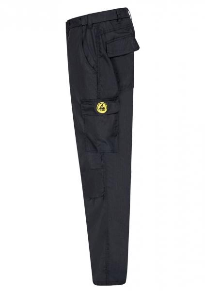 Das Bild zeigt eine schwarze Cargo-Hose. Sie hat seitliche Taschen und einen großen runden Aufnäher in gelb auf dem Oberschenkel. Die Hose ist gerade geschnitten und wirkt robust.