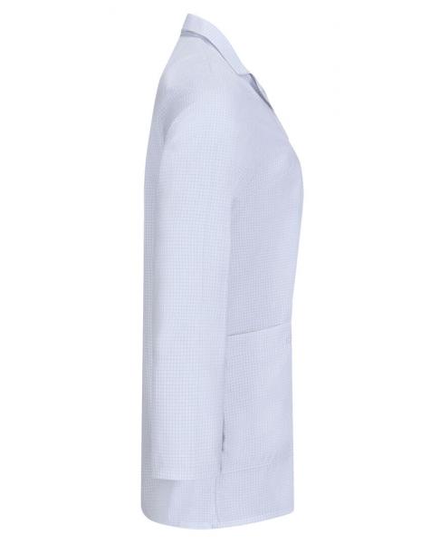 Das Bild zeigt eine hellblaue Jacke im Seitenschnitt. Sie hat einen geraden Schnitt, einen Kragen und lange Ärmel. Auf der Vorderseite befindet sich eine Einstecktasche.