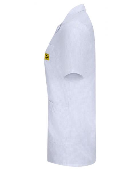 The picture shows a white, short-sleeved shirt with epithelial comfort. On the left side, there is a yellow label. It has a classic collar and a straight fit.