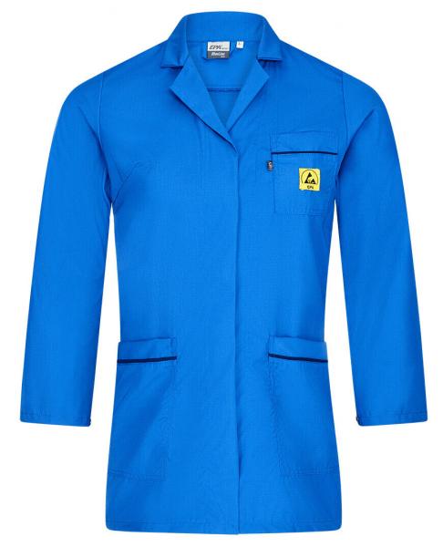 Das Bild zeigt einen blauen Laborkittel aus einem glatten, festen Stoff. Er hat lange Ärmel, einen Kragen und eine Brusttasche mit einem gelben Aufnäher. Zwei Taschen sind an der Vorderseite.