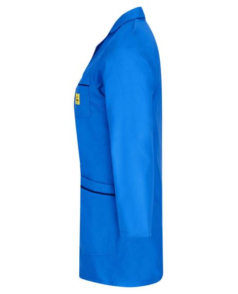 Das Bild zeigt eine seitliche Ansicht eines blauen Arbeitsmantels. Der Mantel hat einen Kragen, lange Ärmel und eine Brusttasche. Er wirkt schlicht und professionell.