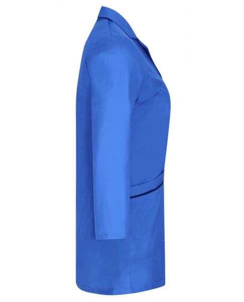 Auf dem Bild ist eine blaue Jacke zu sehen. Sie hat einen einfachen, schlichten Schnitt mit einem langen Ärmel und einer Tasche auf der Vorderseite. Der Stoff wirkt glatt und modern.