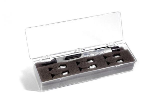 Das Bild zeigt eine transparente Aufbewahrungsbox. Darin befinden sich mehrere farbige Stifte, die sicher in grauem Schaumstoff eingelegt sind. Die Box hat einen Deckel und wirkt ordentlich.