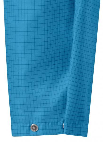 Das Bild zeigt einen blauen Stoff mit einem feinen Karomuster. Am Ende des Stoffes sind zwei metallene Druckknöpfe angebracht. Der Stoff hat eine glatte Oberfläche.