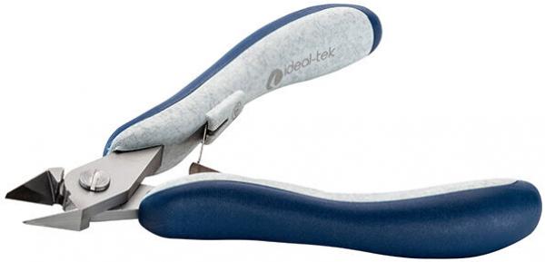 Das Bild zeigt eine Nagel- und Schnittzange mit ergonomischen, blauen Griffen. Die Schneide ist spitz und scharf, ideal für präzises Schneiden.
