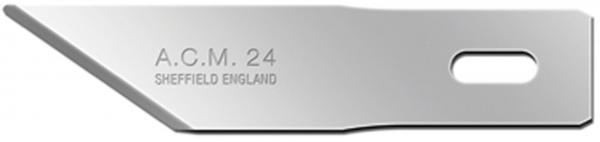 Das Bild zeigt eine scharfe, flache Klinge aus Metall. Sie hat eine abgeschrägte Kante und eine Öffnung zur Befestigung. Auf der Klinge steht ?A.C.M. 24 SHEFFIELD ENGLAND?.