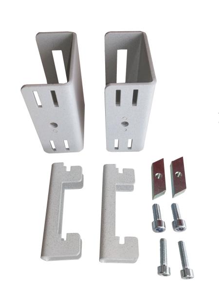 Das Bild zeigt eine Montage-Set bestehend aus zwei grauen Halterungen mit Schlitzen, zwei kleinere graue Teile, zwei metallische Platten und mehrere Schrauben.