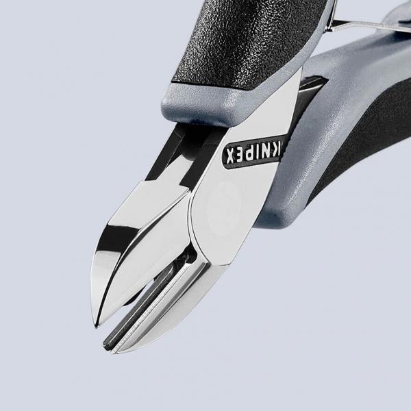 Das Bild zeigt die präzise Spitze von einer Zange mit glänzenden Klingen und einem ergonomischen, grauen Griff. Auf der Zange steht der Schriftzug "KNIPEX".